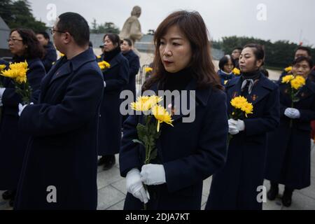 Nanjing, China. Dezember 2020. Die Menschen gehen in die Gedenkhalle für die Opfer des Massakers von Nanjing, um den Opfern am 13. Dezember 2020 am 7. Nationalen Gedenktag für die Opfer des Massakers von Nanjing in Nanjing, Jiangsu, China, zu gedenken.(Foto: TPG/cnsphotos) Quelle: TopPhoto/Alamy Live News Stockfoto