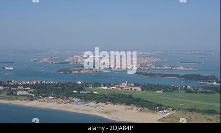 Luftaufnahme über den Lido in Venedig und seine kleine flughafen Stockfoto