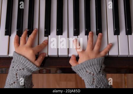 Junge Pianistin Mädchen Spaß zu spielen Klavier Stockfoto