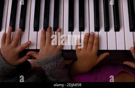 Kinder Hände berühren Tastatur, Geschwister spielen Musik Stockfoto