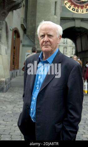 John le Carré steht vor dem Zytglogge (Uhrturm) in Bern (Foto vom 09/30/2010). Der Spionageroman-Schriftsteller John le Carré (79) sieht Russland wieder als Bedrohung für den Westen. Diesmal geht es jedoch nicht um eine militärische Bedrohung, sagte le Carré in einem Gespräch mit der Nachnachrichten-Agentur dpa. Viele Milliarden russischer Neuankömmlinge sind in westliche Finanzzentren geflossen. "Und das ist eine Gefahr - eine moralische Gefahr - für die westliche Gesellschaft." Die Verflechtung britischer Beamter mit der russischen Unterwelt ist ein zentrales Thema seines neuen Romans 'Verrater wie wir', der ebenfalls in Deutschland erscheinen wird Stockfoto