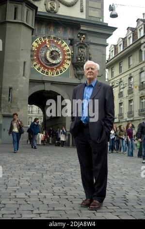 John le Carré steht vor dem Zytglogge (Uhrturm) in Bern (Foto vom 09/30/2010). Der Spionageroman-Schriftsteller John le Carré (79) sieht Russland wieder als Bedrohung für den Westen. Diesmal geht es jedoch nicht um eine militärische Bedrohung, sagte le Carré in einem Gespräch mit der Nachnachrichten-Agentur dpa. Viele Milliarden russischer Neuankömmlinge sind in westliche Finanzzentren geflossen. "Und das ist eine Gefahr - eine moralische Gefahr - für die westliche Gesellschaft." Die Verflechtung britischer Beamter mit der russischen Unterwelt ist ein zentrales Thema seines neuen Romans 'Verrater wie wir', der ebenfalls in Deutschland erscheinen wird Stockfoto