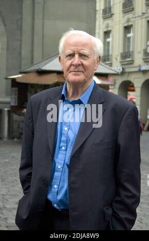 John le Carré in Bern (Foto vom 09/30/2010). Der Spionageroman-Schriftsteller John le Carré (79) sieht Russland wieder als Bedrohung für den Westen. Diesmal geht es jedoch nicht um eine militärische Bedrohung, sagte le Carré in einem Gespräch mit der Nachnachrichten-Agentur dpa. Viele Milliarden russischer Neuankömmlinge sind in westliche Finanzzentren geflossen. "Und das ist eine Gefahr - eine moralische Gefahr - für die westliche Gesellschaft." Die Verflechtung britischer Beamter mit der russischen Unterwelt ist ein zentrales Thema seines neuen Romans 'Verrater wie wir', der diese Woche (Oktober 29) auch in Deutschland erscheinen wird. Foto: Andrej Soko Stockfoto