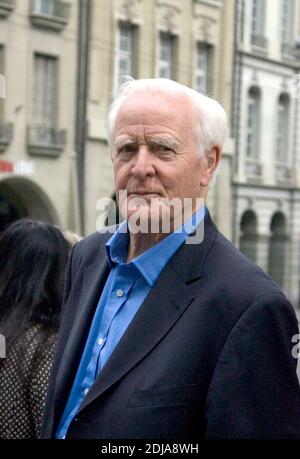 John le Carré in Bern (Foto vom 09/30/2010). Der Spionageroman-Schriftsteller John le Carré (79) sieht Russland wieder als Bedrohung für den Westen. Diesmal geht es jedoch nicht um eine militärische Bedrohung, sagte le Carré in einem Gespräch mit der Nachnachrichten-Agentur dpa. Viele Milliarden russischer Neuankömmlinge sind in westliche Finanzzentren geflossen. "Und das ist eine Gefahr - eine moralische Gefahr - für die westliche Gesellschaft." Die Verflechtung britischer Beamter mit der russischen Unterwelt ist ein zentrales Thema seines neuen Romans 'Verrater wie wir', der diese Woche (Oktober 29) auch in Deutschland erscheinen wird. Foto: Andrej Soko Stockfoto