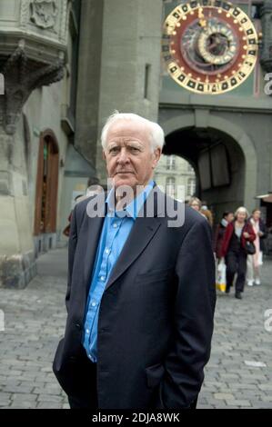 John le Carré steht vor dem Zytglogge (Uhrturm) in Bern (Foto vom 09/30/2010). Der Spionageroman-Schriftsteller John le Carré (79) sieht Russland wieder als Bedrohung für den Westen. Diesmal geht es jedoch nicht um eine militärische Bedrohung, sagte le Carré in einem Gespräch mit der Nachnachrichten-Agentur dpa. Viele Milliarden russischer Neuankömmlinge sind in westliche Finanzzentren geflossen. "Und das ist eine Gefahr - eine moralische Gefahr - für die westliche Gesellschaft." Die Verflechtung britischer Beamter mit der russischen Unterwelt ist ein zentrales Thema seines neuen Romans 'Verrater wie wir', der ebenfalls in Deutschland erscheinen wird Stockfoto