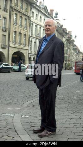 John le Carré in Bern (Foto vom 09/30/2010). Der Spionageroman-Schriftsteller John le Carré (79) sieht Russland wieder als Bedrohung für den Westen. Diesmal geht es jedoch nicht um eine militärische Bedrohung, sagte le Carré in einem Gespräch mit der Nachnachrichten-Agentur dpa. Viele Milliarden russischer Neuankömmlinge sind in westliche Finanzzentren geflossen. "Und das ist eine Gefahr - eine moralische Gefahr - für die westliche Gesellschaft." Die Verflechtung britischer Beamter mit der russischen Unterwelt ist ein zentrales Thema seines neuen Romans 'Verrater wie wir', der diese Woche (Oktober 29) auch in Deutschland erscheinen wird. Foto: Andrej Soko Stockfoto