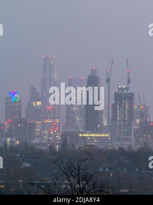 London, Großbritannien. 14 Dezember 2020. City of London Wolkenkratzer beleuchtet vor Sonnenaufgang mit weihnachtsbeleuchtung am Tower 42, früher der NatWest Tower (links), von einem Punkt 12km entfernt. Kredit: Malcolm Park/Alamy Stockfoto