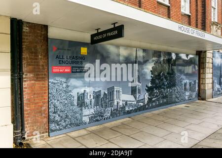Das ehemalige House of Fraser Gelände in Chichester, jetzt geschlossen und zu vermieten. Stockfoto
