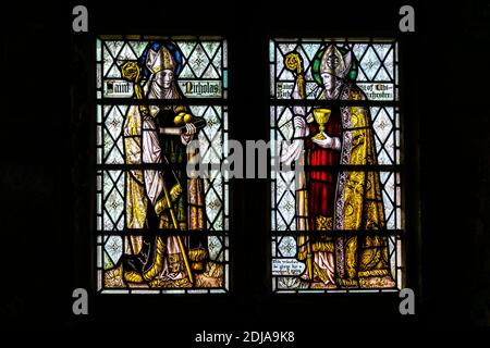 Buntglasfenster von St. Nicholas und Richard von Shrigley & Hunt im Chichester Kloster mit der Aufschrift "Dieses Fenster ist von einem Wanderer 1908 gegeben". Stockfoto