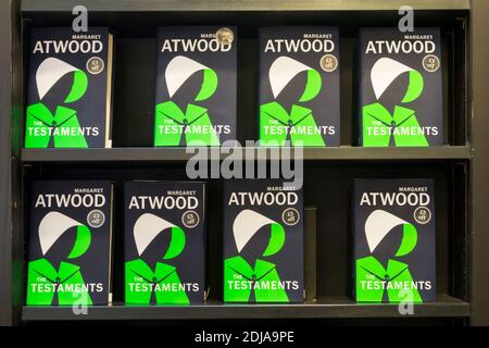 Kopien der Testamente von Margaret Atwood zum Verkauf in einer Buchhandlung. Stockfoto