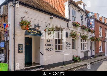 The Hole in the Wall Pub in Chichester wird von Big Smoke Brew Co. Betrieben Stockfoto