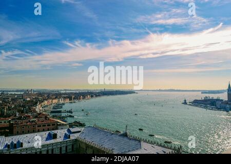 Panoramablick auf die Stadt Venedig von san marco Uhrenturm während sonnigen Tages mit wunderschönen Wolken, Italien Stockfoto