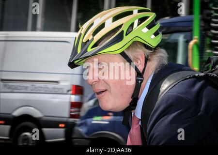 Borish Johnson, Politiker der britischen Konservativen Partei und Premierminister 2019-, auf dem Fahrrad tragen Fahrradhelment, London, Großbritannien Stockfoto