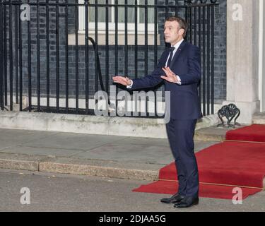 Emmanuel Macron Präsident von Frankreich, Frech Politiker und Führer, Ganzkörper, vor der Downing Street stehend, im Gespräch mit der Presse, London, Großbritannien Stockfoto