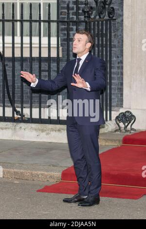 Emmanuel Macron Präsident von Frankreich, Frech Politiker und Führer, Ganzkörper, vor der Downing Street stehend, im Gespräch mit der Presse, London, Großbritannien Stockfoto