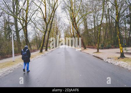 14.02.2012. Amsterdam. Niederlande. Ein Mann, der im Brüllchen des Vondelpark in Amsterdam aufwacht. Stockfoto