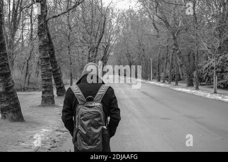 Ein Mann, der im Brüllchen des Vondelpark in Amsterdam aufwacht. Schwarzweiß-Foto. Stockfoto