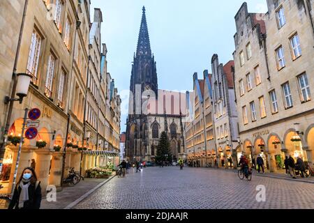 Münster, NRW, 09. Dezember 2020. Festliche Lichter erleuchten das historische Stadtzentrum von Münster, das kulturelle Zentrum Westfaliens, entlang des Rathauses und Prinzi Stockfoto