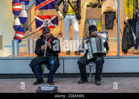 14.02.2012. Amsterdam. Niederlande. Straßenkünstler, die in den amsterdamer Straßen Musik von Flöte und Akkordeon machen. Stockfoto