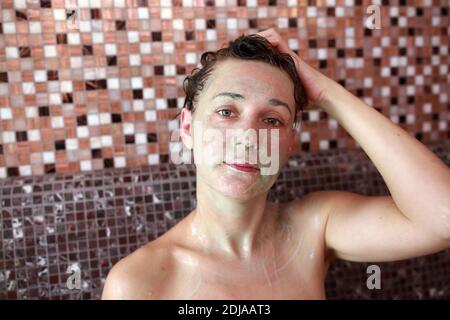 Porträt einer Frau, die im Hamam posiert Stockfoto