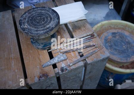 Konzept Keramikwerkstatt. Töpferwerkzeuge Stockfoto