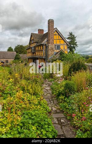 Holzhaus aus dem 17. Jahrhundert im Stokesay Castle, Shropshire, Großbritannien; Blick vom Cottage Garden Stockfoto