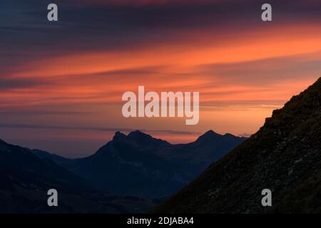 sonnenaufgang mit rotem Himmel über Schrattenfluh Stockfoto