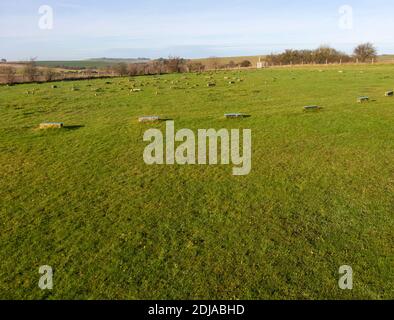 Betonpfosten Marker am neolithikum der vorgeschichtlichen Stätte des Sanctuary, Overton Hill, Wiltshire, England, Großbritannien Stockfoto