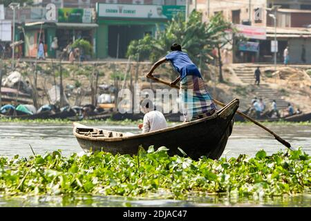 Dhaka, Bangladesch - Oktober 31: Ein Mann rudert mit einem Passagier auf dem Buriganga Fluss, in der Nähe des Sadarghat Hafens. Kleine Boote sind gängige Mittel von tran Stockfoto