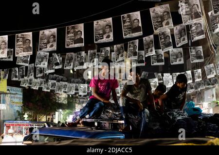 Dhaka, Bangladesch - 31. Oktober 2018: Jungs liegen auf einem Auto in einer verstopften Straße von Dhaka Stockfoto