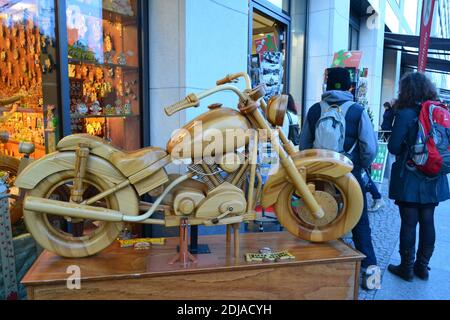 05.11.2011. Berlin. Deutschland. Motorrad aus Holz vor dem Laden in Berlin. Stockfoto