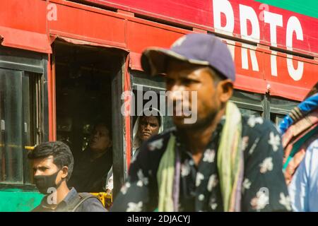 Dhaka, Bangladesch - 31. Oktober 2018: Fahrgast eines überfüllten Busses im Verkehr von Dhaka Stockfoto