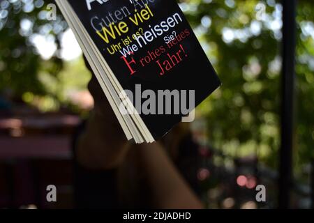 25.08.2011. Bursa, Türkei. Deutsch Lernbuch Rückseite von Frauen halten. Übersetzungen wie viel Uhr ist es? (How view Uhr is es?), Wie heißen Sie? ( Stockfoto