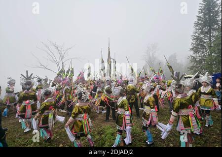 Congjiang, Congjiang, China. Dezember 2020. Guizhou, CHINA-am 13. Dezember 2020 versammelten sich miao Menschen in der Lusheng Halle in der autonomen Präfektur Qiandongnan Miao Dong, Provinz Guizhou im Südwesten Chinas. Männer spielten die Lusheng und Mädchen tanzten, um das jährliche Lusheng Festival zu feiern, und beteten für günstiges Wetter und reichlich Ernte. Auch junge Männer und Frauen nutzten das Festival, um ihre idealen Freunde zu finden. Quelle: SIPA Asia/ZUMA Wire/Alamy Live News Stockfoto