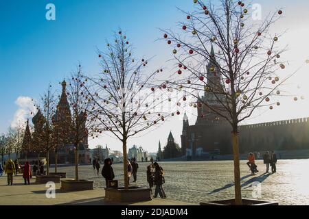 Roter Platz in Moskau an einem sonnigen Tag vor Weihnachten und Neujahr. Stockfoto