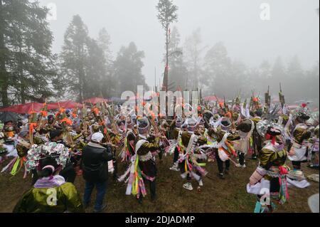 Congjiang, Congjiang, China. Dezember 2020. Guizhou, CHINA-am 13. Dezember 2020 versammelten sich miao Menschen in der Lusheng Halle in der autonomen Präfektur Qiandongnan Miao Dong, Provinz Guizhou im Südwesten Chinas. Männer spielten die Lusheng und Mädchen tanzten, um das jährliche Lusheng Festival zu feiern, und beteten für günstiges Wetter und reichlich Ernte. Auch junge Männer und Frauen nutzten das Festival, um ihre idealen Freunde zu finden. Quelle: SIPA Asia/ZUMA Wire/Alamy Live News Stockfoto