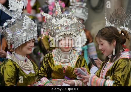 Congjiang, Congjiang, China. Dezember 2020. Guizhou, CHINA-am 13. Dezember 2020 versammelten sich miao Menschen in der Lusheng Halle in der autonomen Präfektur Qiandongnan Miao Dong, Provinz Guizhou im Südwesten Chinas. Männer spielten die Lusheng und Mädchen tanzten, um das jährliche Lusheng Festival zu feiern, und beteten für günstiges Wetter und reichlich Ernte. Auch junge Männer und Frauen nutzten das Festival, um ihre idealen Freunde zu finden. Quelle: SIPA Asia/ZUMA Wire/Alamy Live News Stockfoto