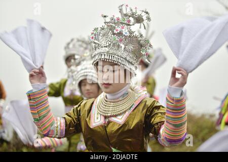 Congjiang, Congjiang, China. Dezember 2020. Guizhou, CHINA-am 13. Dezember 2020 versammelten sich miao Menschen in der Lusheng Halle in der autonomen Präfektur Qiandongnan Miao Dong, Provinz Guizhou im Südwesten Chinas. Männer spielten die Lusheng und Mädchen tanzten, um das jährliche Lusheng Festival zu feiern, und beteten für günstiges Wetter und reichlich Ernte. Auch junge Männer und Frauen nutzten das Festival, um ihre idealen Freunde zu finden. Quelle: SIPA Asia/ZUMA Wire/Alamy Live News Stockfoto