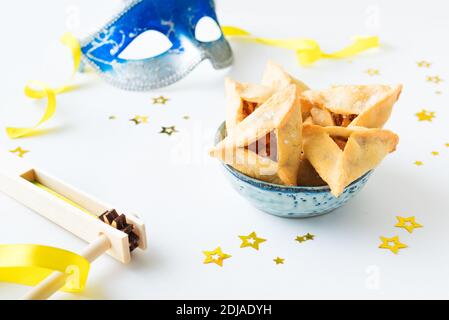 Jüdische Purim Hamantaschen hausgemachte Kekse oder Kekse. Purim-Feier-Konzept (jüdischer Karnevalsfeiertag) isoliert auf weißem Hintergrund. Stockfoto