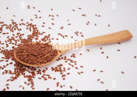 Leinsamen auf weißem Hintergrund Nahaufnahme von Leinsamen In einem hölzernen spoon.selectiv Fokus.Food Stockfoto