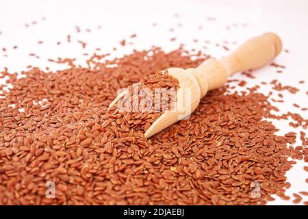Leinsamen auf weißem Hintergrund Nahaufnahme von Leinsamen In einem hölzernen spoon.selectiv Fokus.Food Stockfoto