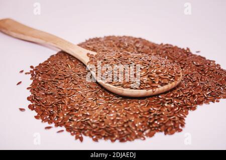 Leinsamen auf weißem Hintergrund Nahaufnahme von Leinsamen In einem hölzernen spoon.selectiv Fokus.Food Stockfoto