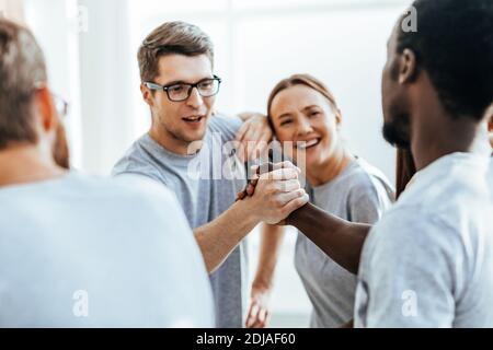 Nahaufnahme. Teilnehmer des internationalen Treffens Händeschütteln Stockfoto
