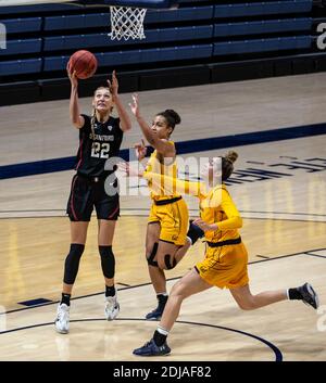 Berkeley, CA, USA, 13. Dezember 2020. A. Stanford Cardinal Forward Cameron Brink (22) punktet in der Farbe während der NCAA Frauen Basketball Spiel zwischen Stanford Cardinal und den California Golden Bears 83-38 Sieg im Hass Pavilion Berkeley Calif. Thurman James/CSM/Alamy Live News Stockfoto