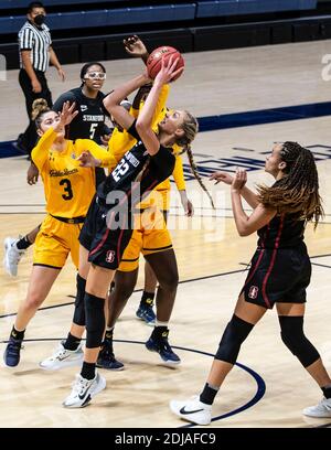 Berkeley, CA, USA, 13. Dezember 2020. A. Stanford Cardinal Forward Cameron Brink (22) punktet in der Farbe während der NCAA Frauen Basketball Spiel zwischen Stanford Cardinal und den California Golden Bears 83-38 Sieg im Hass Pavilion Berkeley Calif. Thurman James/CSM/Alamy Live News Stockfoto