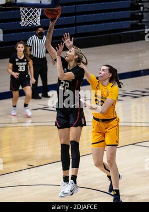 Berkeley, CA, USA, 13. Dezember 2020. A. Stanford Cardinal Forward Cameron Brink (22) punktet in der Farbe während der NCAA Frauen Basketball Spiel zwischen Stanford Cardinal und den California Golden Bears 83-38 Sieg im Hass Pavilion Berkeley Calif. Thurman James/CSM/Alamy Live News Stockfoto