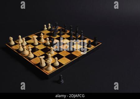 Schachbrett mit einem Spiel gestartet. Weiß begann mit dem Gambit einer Königin und Schwarz nahm zwei Bauern auf. Stockfoto
