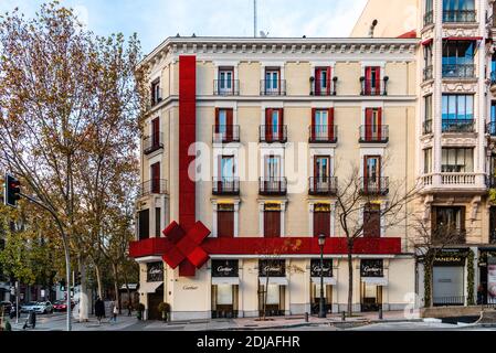 Madrid, Spanien - 6. Dezember 2020: Cartier Luxus-Schmuckgeschäft zu Weihnachten in Ortega y Gasset Street in Salamanca District dekoriert. Dieser Bereich ist c Stockfoto