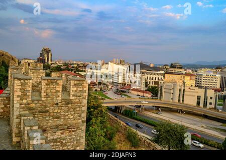 09.08.2018. Skopje, Mazedonien. Blick auf die Stadt von alten Ottomanen Burg, vardar Fluss und Vodno Berg während des Sonnenuntergangs. Stockfoto