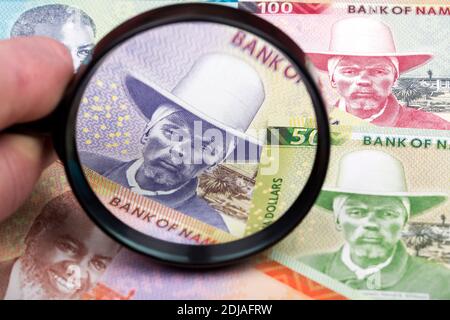 Namibisches Geld in einer Lupe Stockfoto